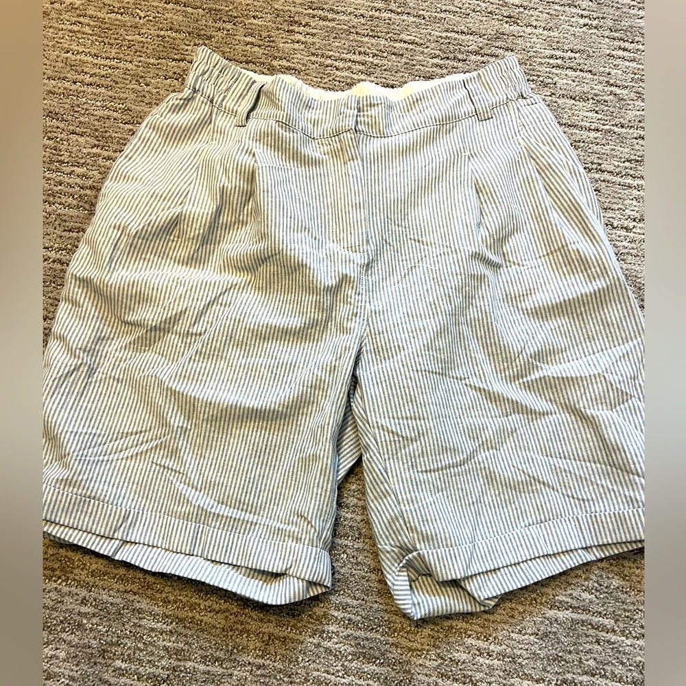 Urban Daizy women’s size L pinstriped shorts NWOT
